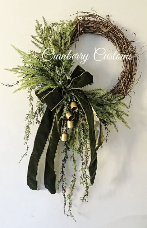 Julkransar Diy, Bell Wreath, Dekoratívne Vence, Cedar Wreath, Wreath Hanging, Bow Wreath, Front Porch Christmas Decor Ideas, Porch Christmas Decor Ideas, Porch Christmas Decor