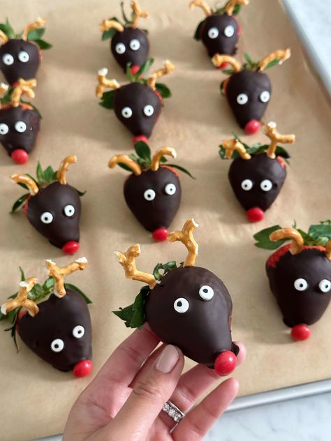 Holiday Party Treat: Dairy Free Chocolate Strawberry Reindeer Strawberry Reindeer, Christmas Party Dessert Ideas, Elf Snacks, Dessert Ideas Chocolate, Holiday Treats For Kids, Pretzels Christmas, Christmas Desert Recipes, Christmas Party Dessert, Party Dessert Ideas