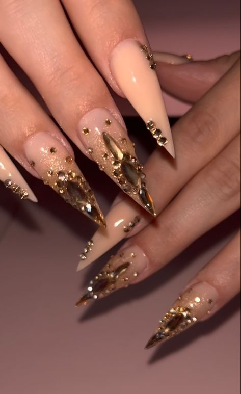 Gold Stone Nails, Gold Stilleto Nails Designs, Stiletto Gold Nails, Gold Stilletos Nails, Gold Nails Stiletto, Gem Placement, Gold Stiletto Nails, Beige Nails Design, Orchid Nails