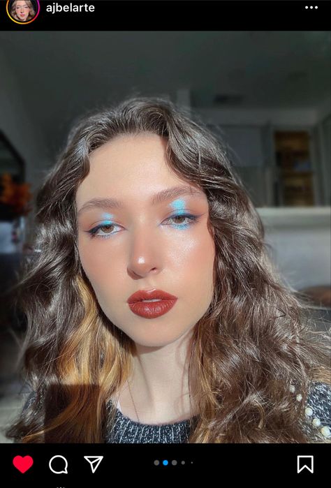 Duochrome Makeup, Pop Of Color Eyeshadow, Duo Chrome Eyeshadow Looks, Blue Eyeshadow Red Lipstick, Blue Retro Eyeshadow, Duochrome Eyeshadow Looks, Blue Glossy Eyeshadow, Duo Chrome Eyeshadow, Wearable Blue Eyeshadow