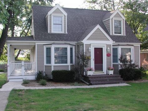 Cute little side porch House Siding Options, Cape Cod House Exterior, Cape Style Homes, Siding Options, Cape Cod Style House, Gray House, Road House, Cape House, Side Porch