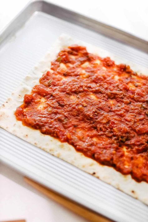 Pizza sauce layered on lavash bread on a baking sheet. Flatbread Pizza Recipes Healthy, Lavash Bread Pizza, Pizza Recipes Healthy, Lavash Pizza, Lavash Bread Recipe, Lavash Flatbread, Tomato Pesto Sauce, Lavash Bread, Flatbread Pizza Recipes