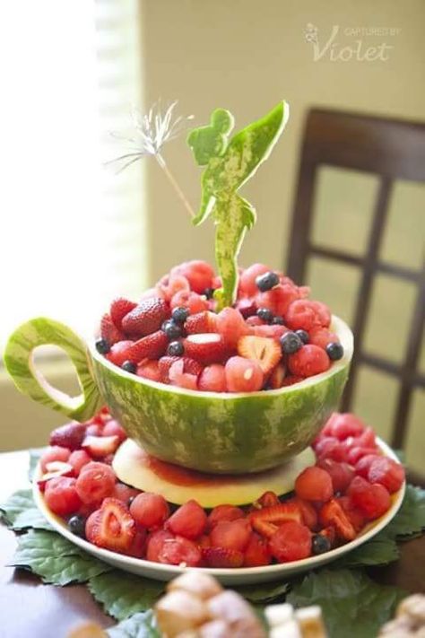 Fruit salad for a Tea Party Watermelon Benefits, Fairy Tea Parties, Decorações Com Comidas, Fresh Fruit Recipes, Fruit Cakes, Watermelon Carving, Food Carving, Kids Party Food, Watermelon Fruit