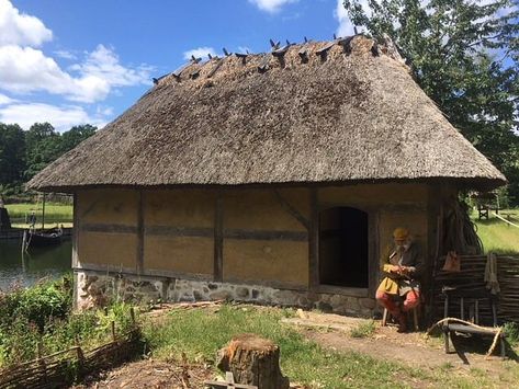 Medieval Farm, Slavic Architecture, Medieval Cottage, Game Of Thrones Oc, Witcher Oc, Medieval Peasant, Fantasy Castles, Japan Vibes, Medieval Buildings