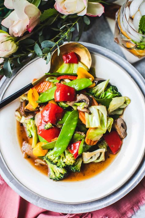 Thai Mixed Vegetable Stir Fry (Pad Puk Roum Mit) Thai Sides Veggies, Pad Pak Recipe, Mix Vegetable Recipe, Thai Stir Fry, Asian Vegetables, Stir Fry Dishes, Veggie Dinner, Calorie Recipes, Veggie Stir Fry