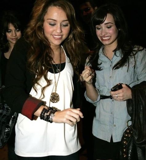 Miley Cyrus and Demi Lovato Justin Gaston, Old Miley Cyrus, Boyfriend Justin, Aj Mclean, Kira Kosarin, Disney Channel Stars, Hannah Montana, Marie Gomez, Romantic Dinner