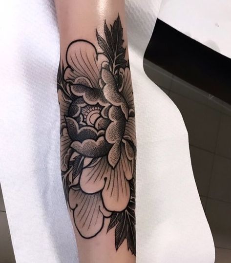 Peony Tattoo Forearm, Blackwork Peony Tattoo, Peony Shoulder Tattoo, Blackwork Peony, Traditional Tattoo Black And Grey, Black Flowers Tattoo, Black Line Tattoo, Traditional Tattoo Inspiration, Pumpkin Tattoo