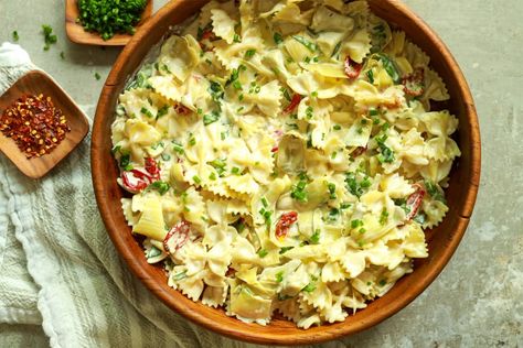 Bow tie pasta salad in wood bowl with kitchen towel underneath Joanna Gaines Bow Tie Pasta, Joanna Gaines Greek Pasta Salad, Friendsgiving Casserole Joanna Gaines, Chinese Deserts, Tomato Pasta Recipe, Bow Tie Pasta, Marinated Vegetables, Salmon Potato, Baby Kale