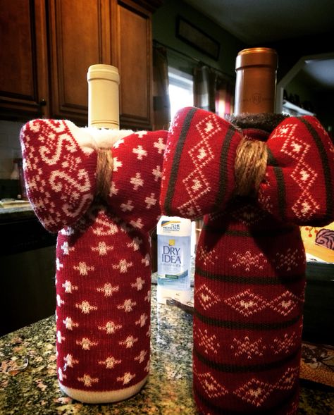 Wrap Socks As A Gift, Wine Bottles Gift Wrap, Wine Cozy, Bottle Gift Wrapping, Wine Holders, Sock Designs, Fun Christmas Party Games, Christmas Ideas Gifts, Gift Wrapping Techniques