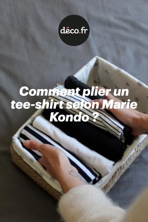 En pleine période de ménage de printemps, beaucoup d’entre vous en profitent pour trier et réorganiser votre dressing. Marie Kondo est connue pour avoir mis au point une méthode de pliage de vêtements qui permet une meilleure organisation et une meilleure utilisation de ces derniers. Voici comment plier un tee-shirt selon Marie Kondo. Pliage Marie Kondo, Methode Marie Kondo, Pliage Tee Shirt, Organisation Dressing, Shirt Organization, Shirt Video, Marie Kondo, Tee Shirt Dress, Green Life