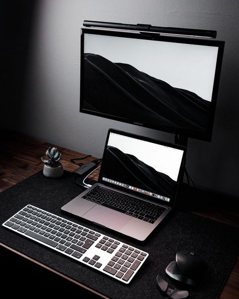 Editing Room Setup, Small Desk Setup, Macbook Pro Apple, Editing Room, Desk Workspace, Minimal Desk, Home Office Man, Best Gaming Setup, Apple Keyboard