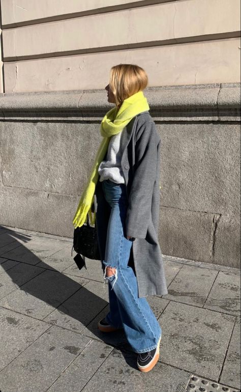 Yellow Scarf Outfit, Trendy Outfit Inspo, Yellow Scarf, Scarf Outfit, Future Clothes, Basic Outfits, Winter Fashion Outfits, College Outfits, Fall Winter Outfits