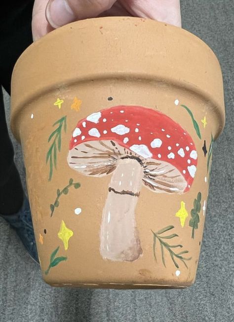 Mushroom Pot Painting, Mushroom Pottery Painting Ideas, Flower Pot Mushrooms, Mushroom Painted Pot, Plant Pot Painting Ideas Mushroom, Painting Vases Diy Ideas, Painted Pots Diy Terra Cotta, Plant Pot Painting Ideas, Flower Pot Painting Ideas