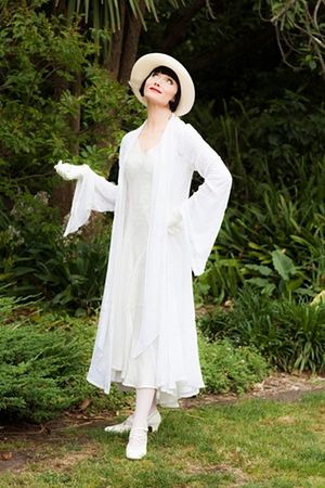 Game Set and Murder is still Boyce’s favourite episode of the season. ‘There is nothing more beautiful than long, liquid white ensembles in the daytime,’ she says. Miss Fisher Fashion, Phryne Fisher, Style Année 20, Muebles Shabby Chic, Miss Fisher, 20s Fashion, Costume Drama, Retro Mode, 1920s Fashion