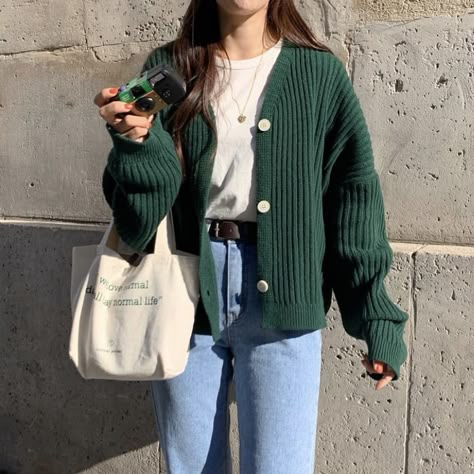 Green Jeans Outfit, Green Cardigan Outfit, Cardigan Outfit Aesthetic, Green Jacket Outfit, Cardigan Tutorial, Dark Green Cardigan, Crochet Cardigan Tutorial, Olive Green Cardigan, Outfit Cardigan