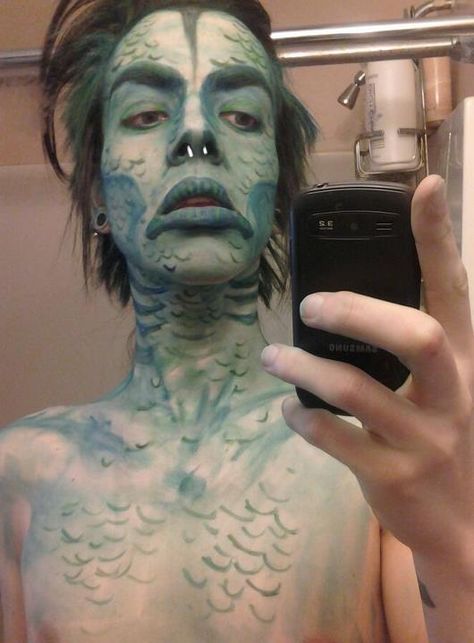 Just water colors and talent. Lorax Makeup, Funny Man Pictures, Fish Scale Tattoo, Lagoon Creature, Mermaid Face Paint, Fish Makeup, Fish Mask, Makeup Jobs, Sea Scape