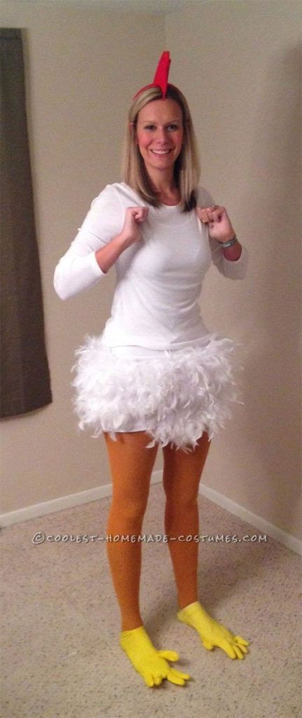 Homemade Chicken Costume, Chicken Costume Diy, Easy Homemade Halloween Costumes, Costumes Faciles, Creative Halloween Costumes Diy, Chicken Costume, Meme Costume, Make Carnaval, Chicken Costumes