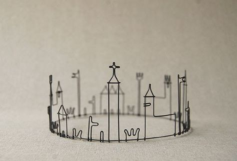 I am totally charmed by these wire works, by Japanese artist Masao Seki. See more, including picture stands and hangers, at Five From th... Drátěná Socha, Sculptures Sur Fil, Wire Crown, Art Fil, 3d Pen, Wire Sculpture, Wire Crafts, Wire Work, Wire Art