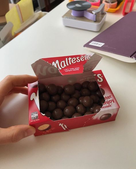 Maltesers Chocolate, Chocolate Aesthetic, Cute Snacks, Delicacy Food, Japanese Snacks, Lunch Box Recipes, Food Obsession, Party Snacks, Pretty Food