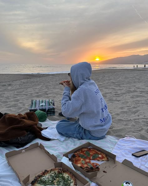 Weekend Aesthetic, Picnic Pictures, Beach Week, Fall Beach, Beach Instagram Pictures, Belitung, Summer Vision Board, Summer Vision, Winter Beach