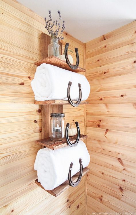 Want to add a rustic, mountain, or Southwestern touch to your home? See how easy it is to create this rustic bathroom shelf with horseshoes. Rusty Horseshoes, Western Bathroom, Rustic Bathroom Shelves, Organize Your Bathroom, Western Bedroom Decor, Western Rooms, Rustic Shelf, Horseshoe Decor, Horseshoe Crafts