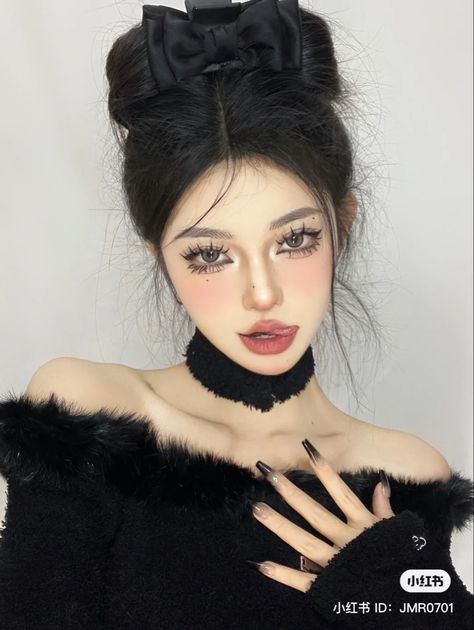 Korean Cat Eye Makeup, Cat Makeup Korean, Korean Dark Eye Makeup, Tomie Makeup, Dark Douyin Eye Makeup, Cat Like Makeup Korean, Layout Makeup, Pale White Skin, Tone Makeup