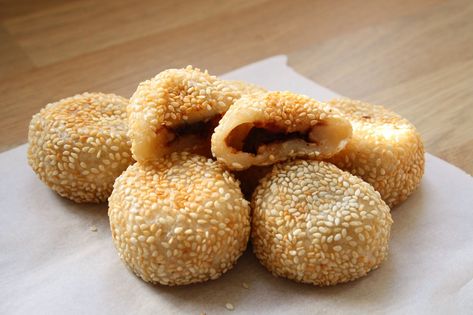 Sesame Balls filled with Red Bean Paste Sesame Seed Balls, Buchi Recipe, Chinese Dessert Recipe, Red Beans Recipe, Sesame Balls, Dim Sum Recipes, Sweet Red Bean Paste, Seed Balls, Sweet Red Bean