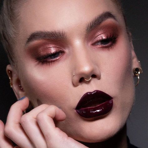 Burgundy Mascara Brown Eyes, Dark Lipstick Looks, Mugler Makeup, Black Lipgloss, Cranberry Makeup, Wine Makeup, Burgundy Eyeshadow, Intense Makeup, Burgundy Makeup