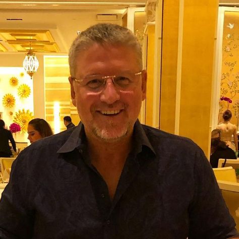 September 30, 2019 - 2,738 likes, 222 comments - Joe Cross (@joethejuicer) on Instagram: "Another trip to Vegas without a drop of alcohol! 12 year anniversary of no alcohol coming up in t..." 12 Year Anniversary, Good Morning Romantic, Trip To Vegas, Joe Cross, Cross Pictures, Self Pictures, Scammer Pictures, Army Pics, Doctor Picture