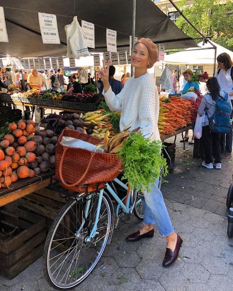 The Perfect Farmers Market Look According to a Supermodel Photos For Vision Board, Farmers Market Outfit, Market Outfit, Woven Leather Tote, Carolyn Murphy, Chase Your Dreams, Outfit Trends, Outfit Inspiration Fall, Weekend Outfit