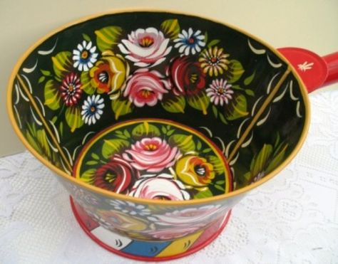 A beautifully decorated bowl in traditional colours of the Roses and Castles style of canal boat art Canal Boat Art, Canal Art, Canal Boats, Castle Painting, Art Through The Ages, Floral Textile, Sign Writing, Boat Art, Boat Painting