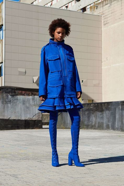 Givenchy Resort 2018 Womenswear Collection Monochrome Outfit Blue, Full Blue, Monochrome Outfit, Streetwear Fashion Women, Blue Outfit, Fashion 2018, Shibori, Primavera Estate, Blue Fashion