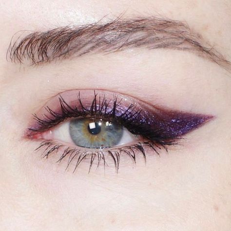 Purple eyeliner Plum Eyeliner, Eyeliner Trends, Purple Eyeliner, Eyeliner Tips, Eyeshadow Set, Make Up Inspiration, Purple Makeup, Colored Eyeliner, Kesha