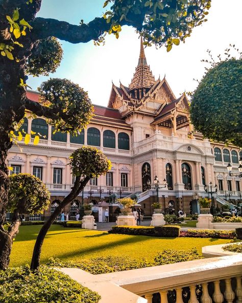 The Great Chakri Palace that belongs to Grand Palace complex is a renaissance building embellished with thai roofs and ornaments.  And do… Thai Palace, Grand Palace, Gcse Art, Hercules, Palace, Roof, House Styles, How To Plan, Building