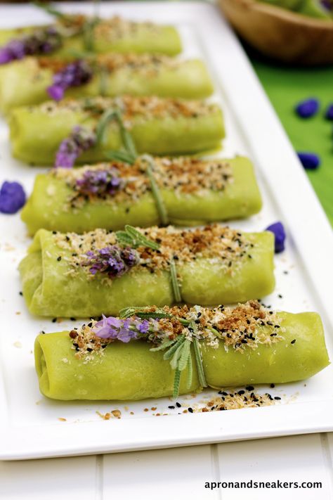 Pandan Crepes, Pandanus Amaryllifolius, Traveling In Italy, Recipes By Ingredients, Asian Dessert, Thai Dessert, Crepe Recipes, Asian Desserts, Coconut Butter