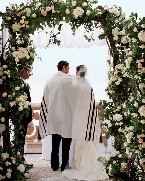 Jewish Wedding Chuppah, Jewish Wedding Traditions, Wedding Chuppah, Jewish Marriage, Jewish Wedding Ceremony, Wedding Decor Ideas, Religious Ceremony, Artistic Wedding, Mexican Wedding