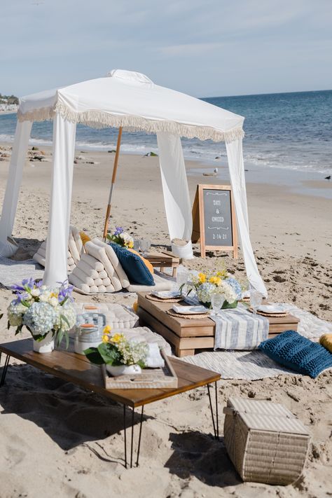 Beach Set Up, Beach Proposal Setup, Beach Bonfire Parties, Wedding Rugs, Beach Setup, Beach Picnic Party, Sunset Proposal, Event Venue Design, Picnic Setup