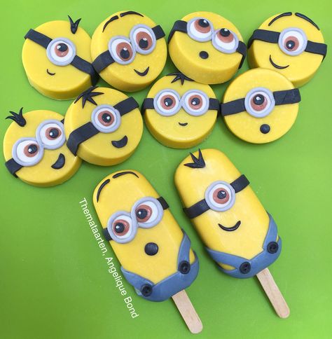 Minion choco lolly’s and oreo cookie chocs made by Angelique Bond from the Netherlands Minion Cakesicles, Pop Minion, Cake Sicles, Magnum Chocolate, No Bake Cake Pops, Ice Cream Cake Pops, Chocolate Dome, Minion Birthday Cake, Cake Pop Designs