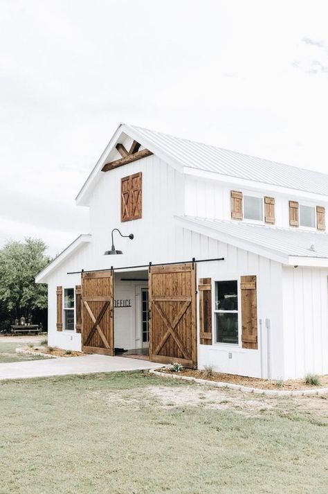 gorgeous white exterior barn office - wedding venue ideas - rustic modern home exterior inspiration Farmhouse Shop Ideas, Old Farmhouse Interior Living Room, Beautiful Ranch Homes, Big White House Farmhouse, House Design Cozy, House On A Farm, Country House Ideas, Five Oaks Farm, Rustic Farmhouse Exterior