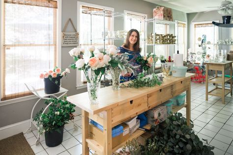 Florist Studio Workspace, Florist Ideas, Florist Studio, Backyard Studio, Brand Shoot, Beautiful Bouquets, Home Apartment, My Workspace, Flower Studio