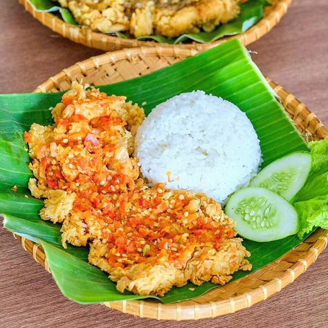 Ayam Geprek Aesthetic, Burmese Food, Tik Tok Videos Funny, Tik Tok Videos, Halal Recipes, Malaysian Food, Catering Food, Food Picks, Food Recepie