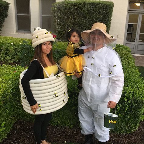 Family Costumes With Baby, Costumes With Baby, Bug Costume, Bee Family, Baby Kostüm, Honey Diy, Bee Costume, Family Photo Album, Halloween This Year