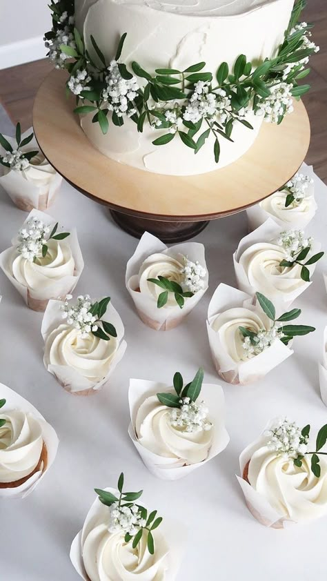 Deco Cupcake, Green Cupcakes, Dream Wedding Cake, Wedding Dessert Table, Wedding Cakes With Cupcakes, Sage Green Wedding, Engagement Cakes, Simple Wedding Cake, Future Wedding Plans