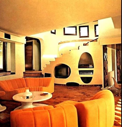 Retrofuture Interior, Retro Futurism Interior, 70s Interior, Vintage Interior Design, Casa Vintage, Mid Century Architecture, Vintage Interiors, Vintage Interior, Futurism