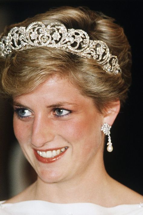 She wore the Spencer Tiara into her marriage, and kept it after her divorce. But another of Diana's tiaras is still worn by a royal today. Princess Diana Tiara, Diana Tiara, Princess Diana Jewelry, Emerald Choker, Lovers Knot Tiara, Princesa Real, Princess Diana Fashion, Princess Diana Family, Princess Diana Photos