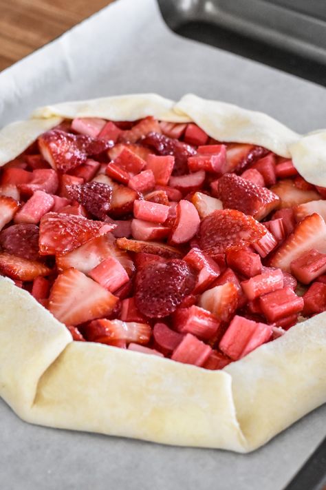 Strawberry Rhubarb Galette, Rhubarb Galette, Strawberry Rhubarb Cobbler, Strawberry Rhubarb Recipes, Rhubarb Tart, Rhubarb Desserts, Galette Recipe, Rhubarb Recipes, Flaky Crust