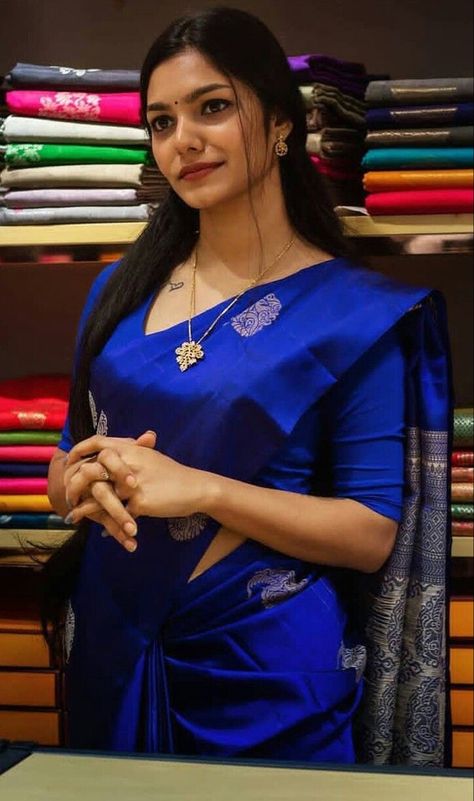 Simple Pattu Saree Look, Royal Blue Pattu Saree Wedding, Dark Blue Pattu Saree, Silk Saree Blouse Designs Pattern Wedding, Blue Wedding Saree, Blue Pattu Saree, Blue Saree Look, Navy Blue Silk Saree, Royal Blue Saree