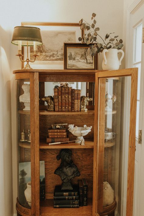 making a space timeless using only vintage and antique pieces Vintage Bookshelf Decor, Vintage Bookshelf Styling, Antiques In Modern Home, Vintage Bookshelves, Vintage Book Shelf, Vintage Shelf Decor, Decorating With Antiques, Vintage Shelves, Antique Bookshelf