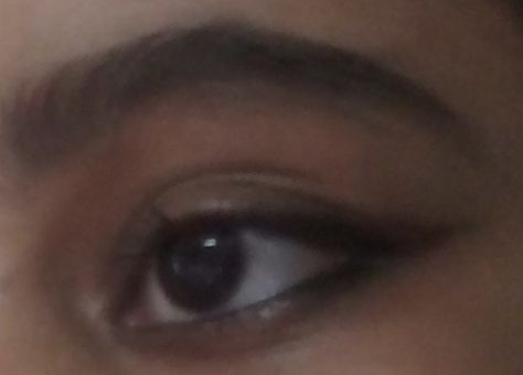 Eyeliner For Downturned Hooded Eyes, Smudged Makeup Aesthetic, Simple Dark Eye Makeup, Simple Eyeliner For Hooded Eyes, Soft Eyeliner Makeup, Eyeliner Pencil Looks, Simple Eyeliner Ideas, Pencil Eyeliner Looks, Eye Makeup For Downturned Eyes