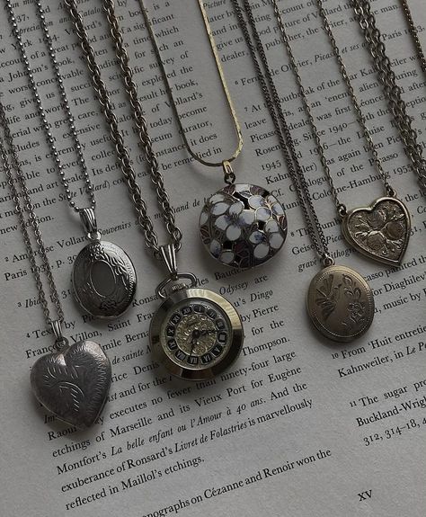 Vintage & preloved necklaces — Timeless classic modern & vintage jewelry collections — www.vaiges.com | Free Worldwide Shipping [ flower cameo porcelain gold heart pearl dainty gold & silver vintage necklaces pocket watch locket jewelry ] Dainty Vintage Necklace, Vintage Locket Necklace Silver, Vintage Jewelry Silver, Silver Vintage Jewelry, Vintage Necklace Aesthetic, Vintage Jewelry Aesthetic, Locket Aesthetic, Pocket Locket, Girlie Aesthetic